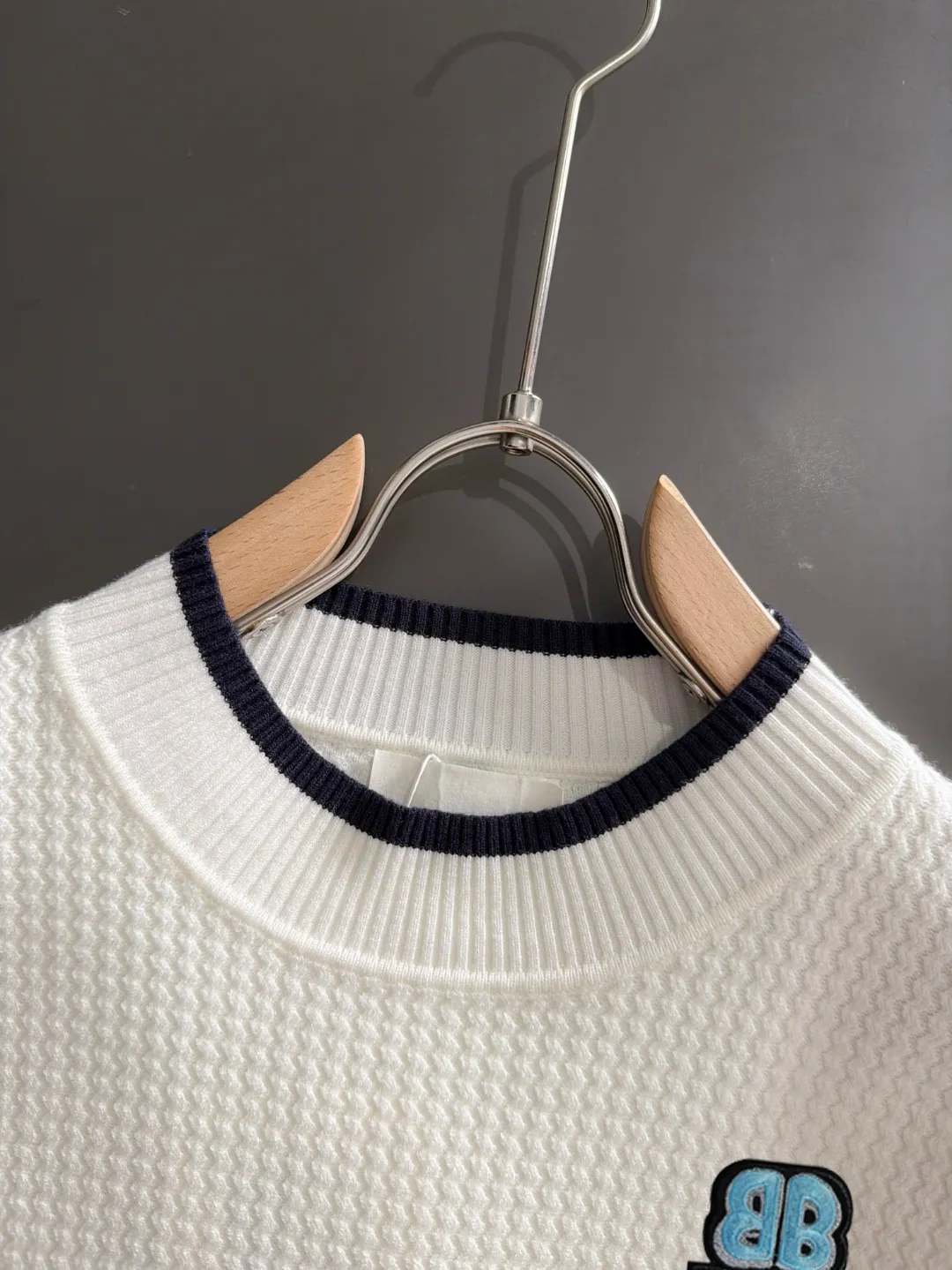 Next day shipping P195 Balenciaga high quality 2026 autumn and winter official website latest sweater, on sale at the same time at the counter Hot Sale! Specially made of wool blended fabric. It feels comfortable and can be directly in contact with the skin. The logo badge is exquisitely embroidered, which is extremely eye-catching! The details highlight the fashionable charm of big brands. Exquisite workmanship. Three-dimensional cutting style. The wearing effect is invincible and handsome! All three standards are complete! Sizes:M-3XL